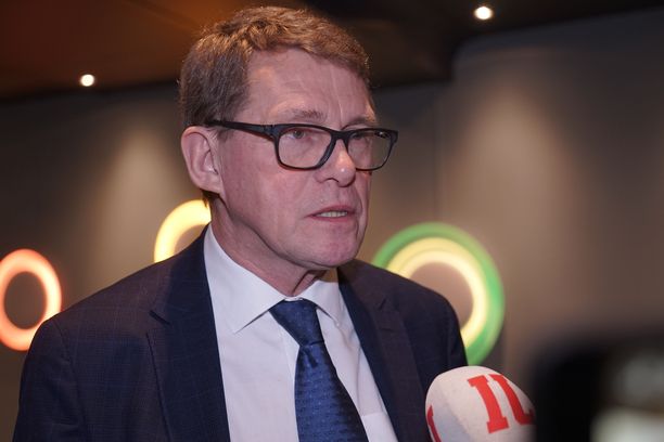 Matti Vanhasen mukaan Katri Kulmunille ei jäänyt muuta mahdollisuutta kuin erota. Vanhanen ei halua itse valtiovarainministeriksi.