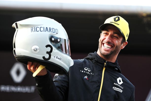 Daniel Ricciardo esitteli omaa retrokypäräänsä Shanghain varikolla. 