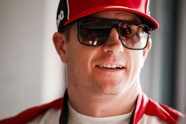 Kimi Räikkönen testaa Alfa Romeota koko perjantain.