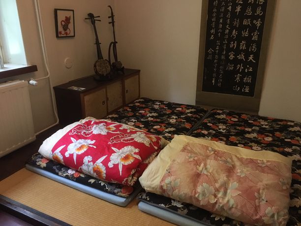 Futon-patjat odottavat nukkujaa.