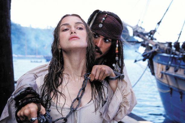 Pirates of the Caribbean: Mustan helmen kirous kuului vuoden 2003 katsotuimpiin elokuviin. Kuvassa Deppin kanssa Keira Knightley.