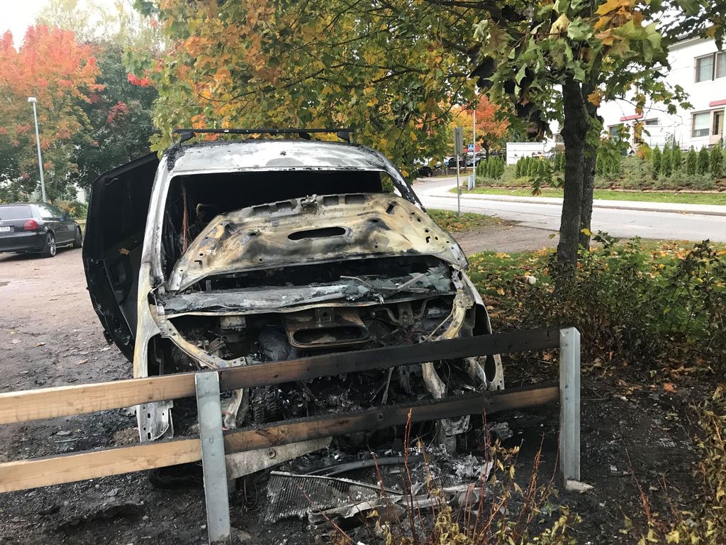 Dramaattiset kuvat palaneista autoista Espoosta: vain rungot jäivät jäljelle