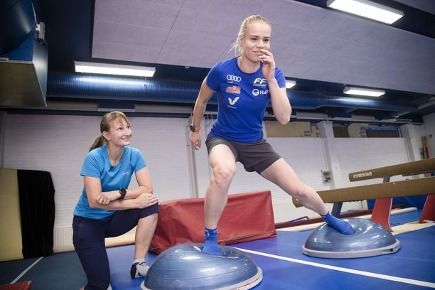 Maajoukkuehiihtäjä Jasmi Joensuu teki harjoitusta Tanja Poutiainen-Rinteen (vas.) ohjeiden mukaan. Joensuu ei kärsi vammasta, hän oli tämän jutun koehenkilönä Lapin urheiluopistolla.