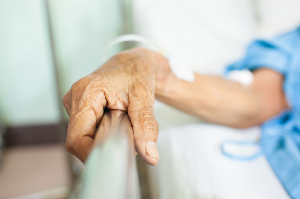 ”Meidän mummo joutuu nyt häpeämään itseään” - 93-vuotiaan sotaveteraanin rujot kädet kertovat karusti, miten vähän häntä arvostetaan
