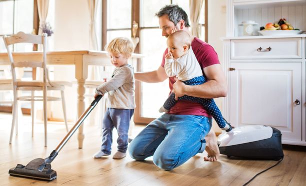 Taaperoapu ei välttämättä nopeuta kotitöiden suorittamista, mutta pitää tutkimusten mukaan yllä lapsen halua osallistua myöhemminkin.