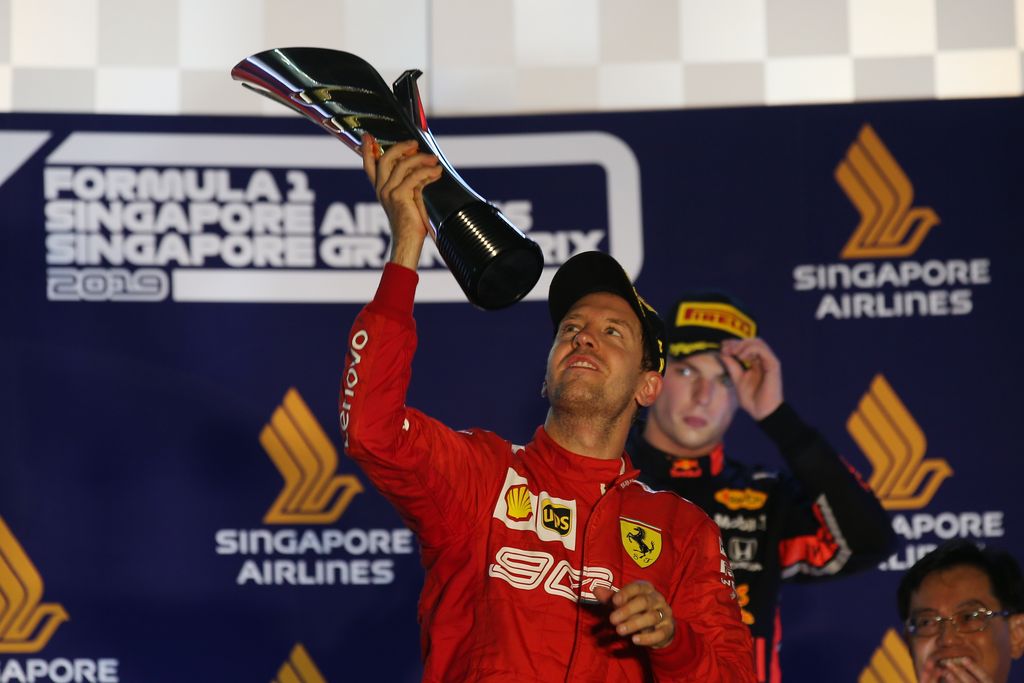 Charles Leclercin raivostuttanut ratkaisu nosti Sebastian Vettelin voittoon – saksalainen paljasti maalissa: ”Joku muu oli tehnyt päätöksen”
