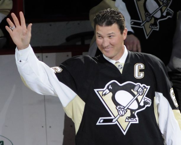 Mario Lemieux myi Ron Burken kanssa enemmistön Pittsburgh Penguinsin FSG:lle.
