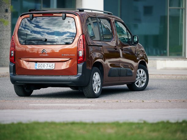Polttomottoriautoon on yhdistetty jo voimassa ollut sähköinen voimalinja. Tuloksena on  täyssähköinen tila-auto Citroën ë-Berlingo.