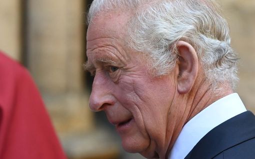 Kuningas Charlesin lähipiiri jyrähti – entinen pääministeri kehottaa boikotoimaan The Crownia