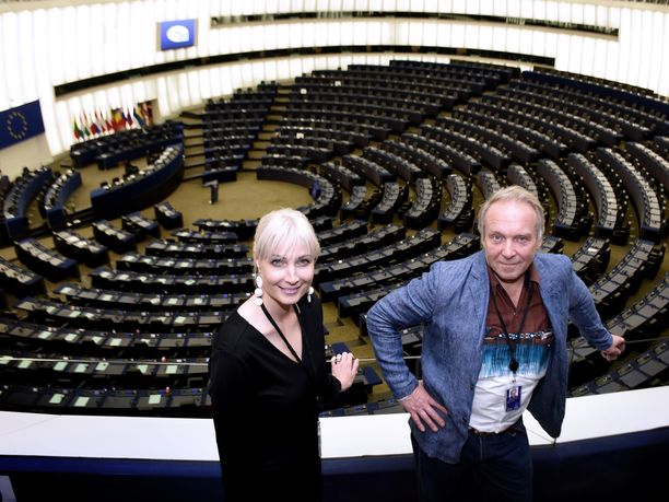 Perussuomalaisten Laura Huhtasaari ja Teuvo Hakkarainen aloittivat europarlamenttiuransa boikotoimalla EU:n tunnushymniä.