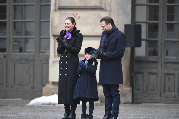 Prinsessa Estelle edusti lämpimän näköisessä myssyssä äitinsä nimipäivillä keväällä 2018.