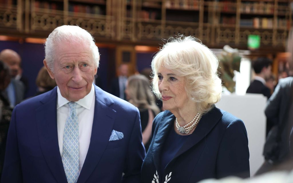 Britti­kuninkaalliset harvinaisessa kuvassa – Kaksi henkilöä puhuttaa