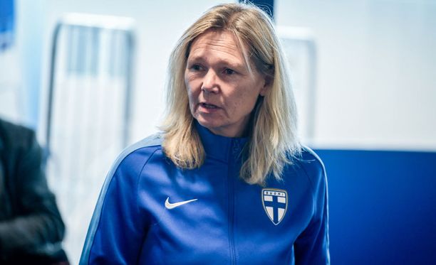 Anna Signeul valmentaa Suomen naisten jalkapallomaajoukkuetta.