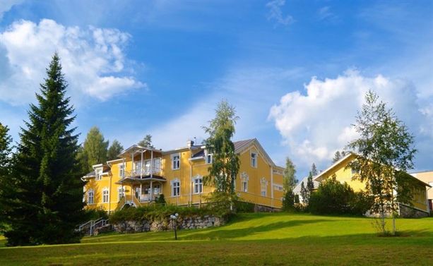 Kartanohotelli Karolineburgissa aamiainen tarjoillaan valoisassa ruokasalissa.