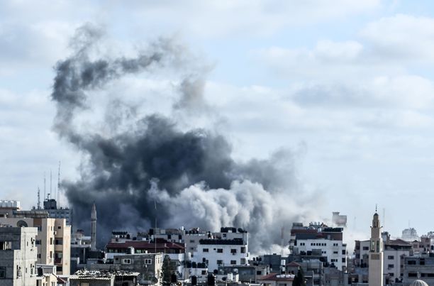 Savu nousi Gazassa Israelin ilmaiskun jälkeen maanantaina.