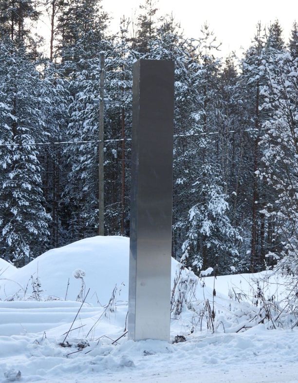 Kiiltäväpintainen kulmikas metallipaalu ilmestyi nyt Nurmijärvelle Uudellemaalle. Se on noin 2,5 metriä korkea 30 senttiä leveä.