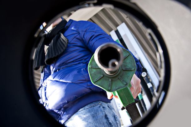 Polttoaineen hinnoissa voidaan nähdä joulukuussa asiantuntijan mukaan hienoista laskua. 