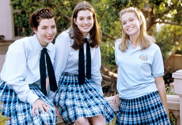 Näyttelijät Heather Matarazzo, Anne Hathaway ja Mandy Moore vuonna 2001.