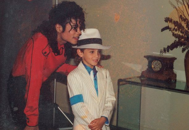 Kuvassa Michael Jackson ja Wade Robson, jonka mukaan hyväksikäyttö alkoi hänen ollessaan 7-vuotias ja jatkui 7 vuoden ajan.