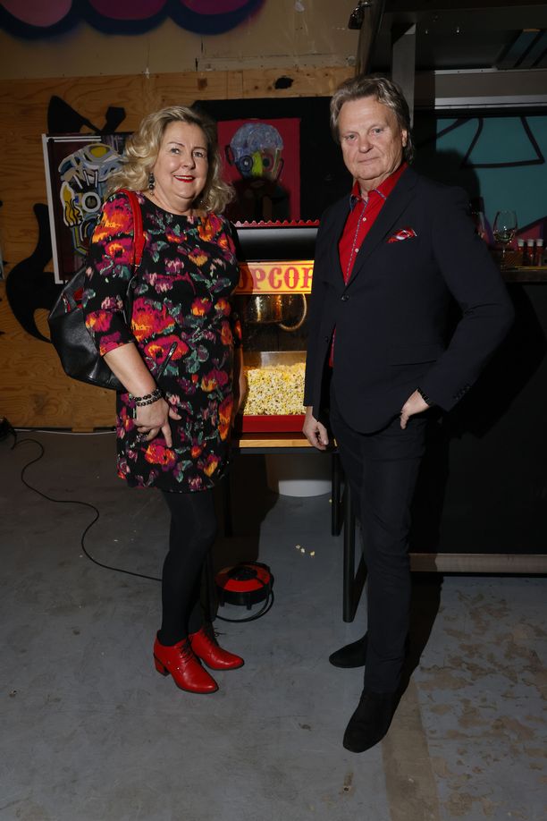 Pepe Willberg ja Pauliina Visuri saapuivat katsomaan Olavi Klinovin taidenäyttelyä Helsinkiin.