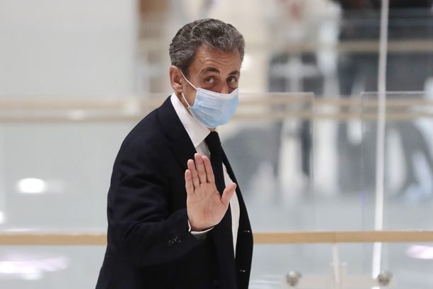 Sarkozy saapui oikeuden eteen maski kasvoillaan.