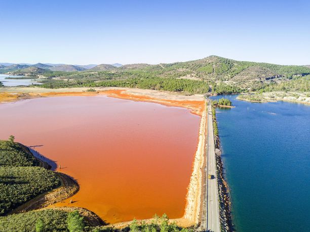 Rio Tinton kaivosalueelta löytyy oranssi järvi.