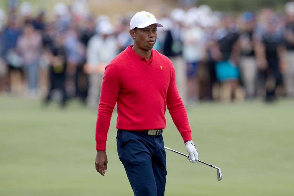 Kuvankäsittely meni nololla tavalla pieleen – Tiger Woods poseeraa koomisessa joulukortissa