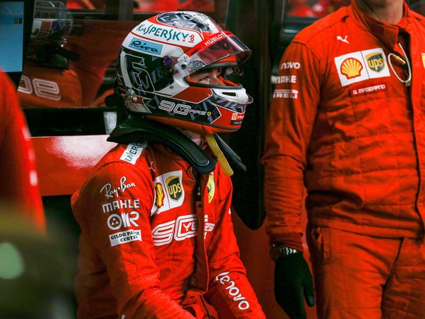 Charles Leclerc ei osannut tuoreeltaan iloita Ferrarin kaksoisvoitosta, kun kolmas peräkkäinen ykkössija meni sivu suun.