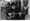 – Kuva on pariisilaisesta kahvilasta, olen juuri ostanut itselleni kitaran ja päättänyt opetella soittamaan sitä. Pariin kitaratuntiin se jäi, ja muutamaan sointuun, Pirkko Saisio kertoo kuvasta, jonka on ottanut hänen puolisonsa Pirjo Honkasalo.