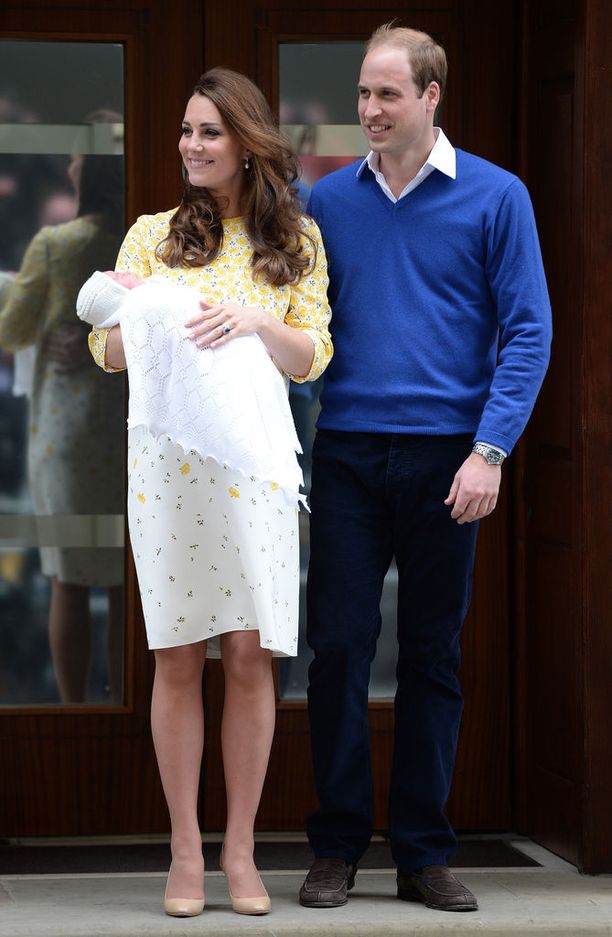 Herttuapari on esitellyt molemmat lapsensa sairaalan edustalla pian syntymän jälkeen. Kuvassa Catherine ja William prinsessa Charlotten kanssa keväällä 2015.