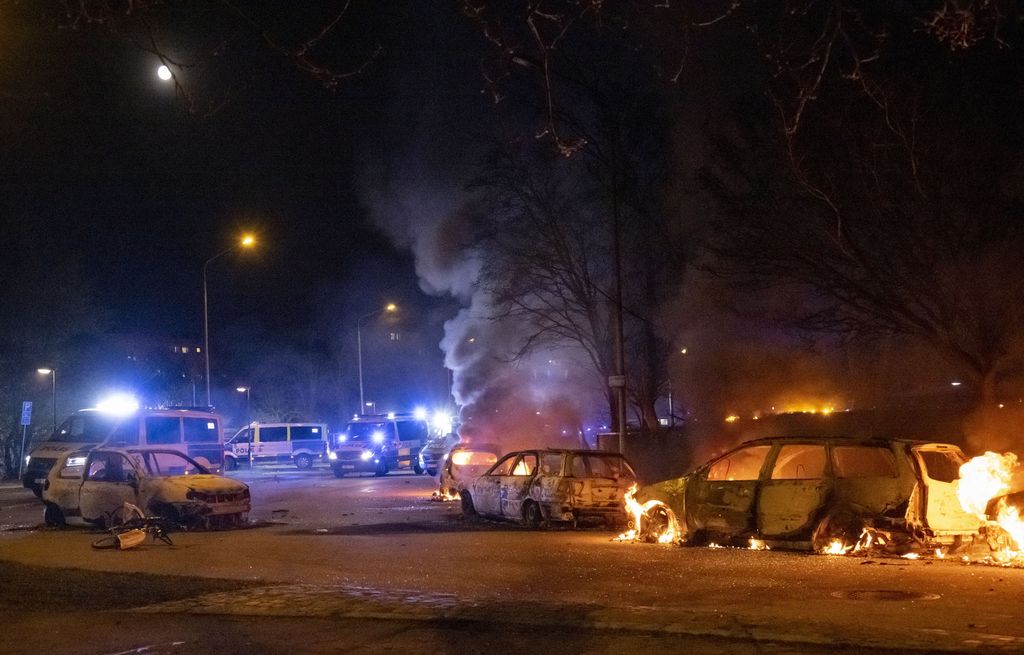 Miksi Ruotsissa poltetaan autoja ja kivitetään poliiseja? Näin vastaavat ruotsalaiset tutkijat