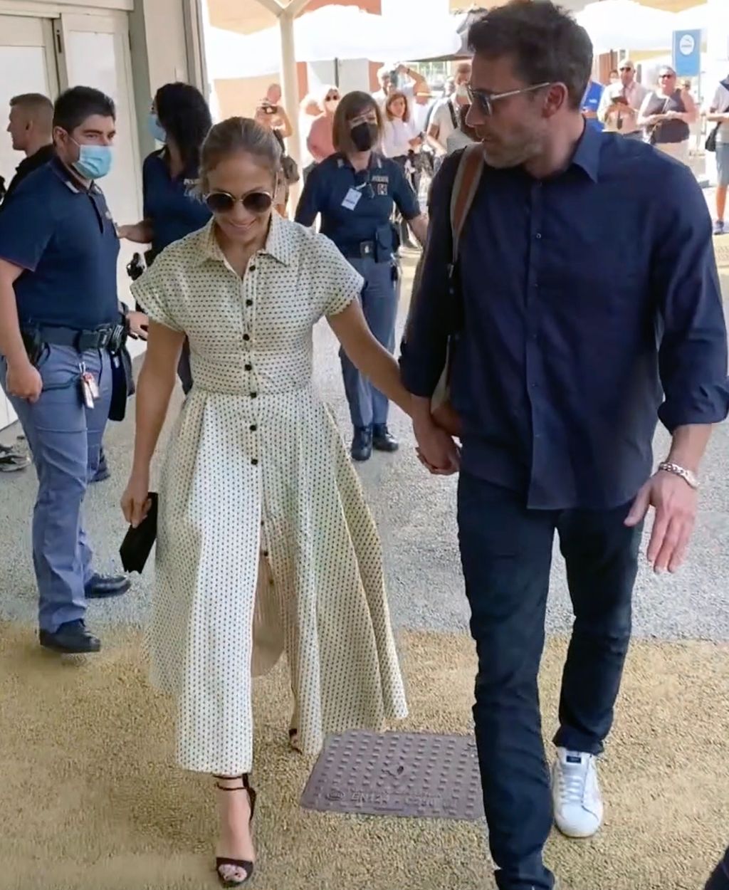 Yllättävä välikohtaus lentokentällä: Ben Affleck tarttui toimeen, kun yli-innokas fani lähestyi Jennifer Lopezia