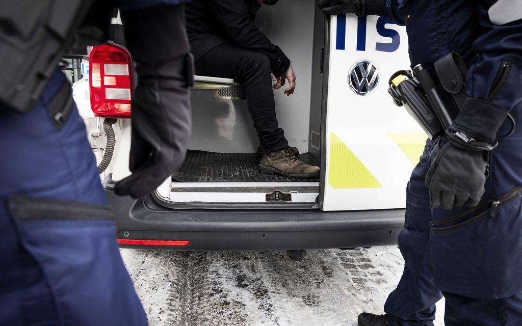 Poliisi kuskasi vankia 700 kilometriä läpi yön – Oikeusasiamies jyrähtää