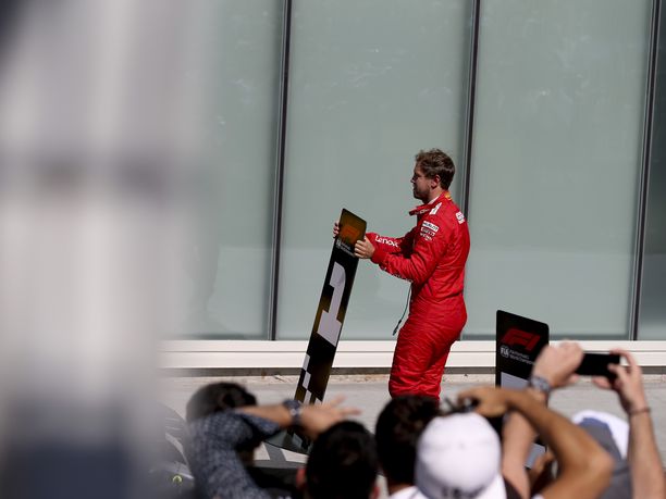 Sebastian Vettel ei ollut alkuunkaan tyytyväinen Kanadan GP:ssä saamaansa rangaistukseen. Hän siirsi kilpailun jälkeen voittajalle tarkoitetun, numeron 1 sisältävän kyltin siihen ruutuun, johon hänen oli tarkoitus pysäköidä oma autonsa. Numeron 2 sisältäneen kyltin Vettel siirsi Lewis Hamiltonin auton eteen. Vettel oli ajanut ruutulipulle ensimmäisenä, mutta viiden sekunnin rangaistus pudotti hänet toiseksi.