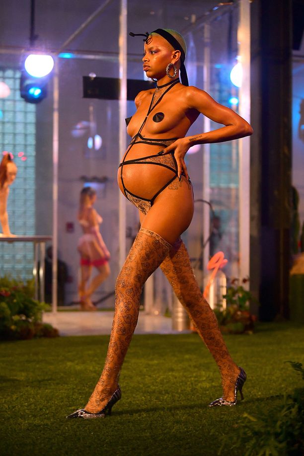 Slick Woods esiintyi mallina Rihannan alusvaatemerkille.
