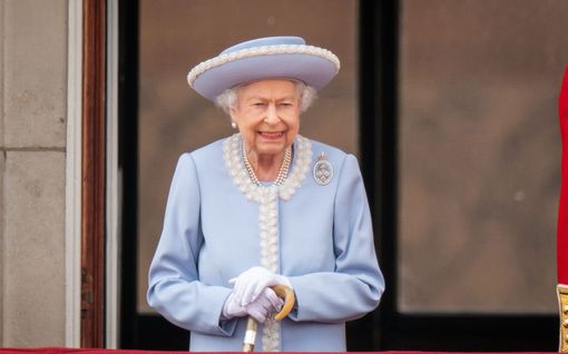Brittihovissa kokoonnuttiin perinteik­kääseen seremoniaan – kuningatar Elisabet kuvattiin ensimmäistä kertaa Jubilee-juhlallisuuksien jälkeen
