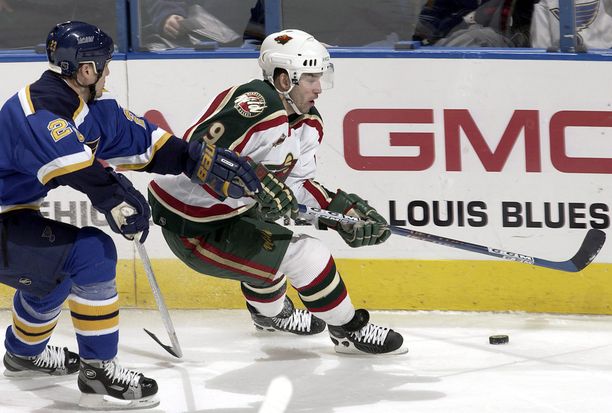 Alexandre Daigle (oik) pelasi viimeiset NHL-ottelunsa Minnesota Wilden paita päällä.