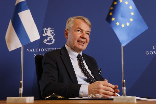 Presidentti Sauli Niinistö kehuu ulkoministeri Pekka Haavistoa (kuvassa).
