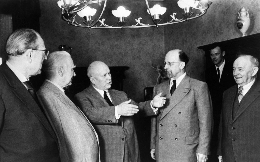 Kommunisti­johtaja Otto Wille Kuusinen ”ei pannut tikkua ristiin”, vaikka ystävät teloitettiin, poika kuoli ja vaimo joutui vankileirille Siperiaan
