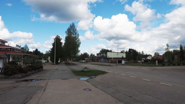 Kriisikunnaksi valahtaneen Kyyjärven keskustan kylänraitti on viikonloppuisin hiljainen.