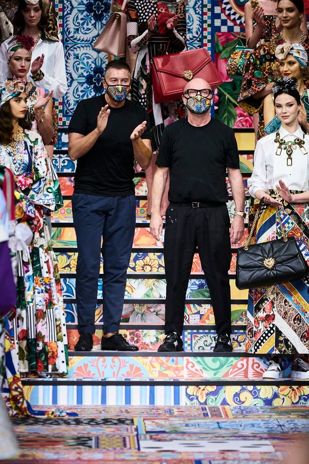 Yrittääkö Dolce & Gabbana vaientaa kritiikin lakijutulla? Stefano Gabbana ja Domenico Dolce kuvattuina kevään 2021 mallistonsa näytöksessä syyskuussa 2020.