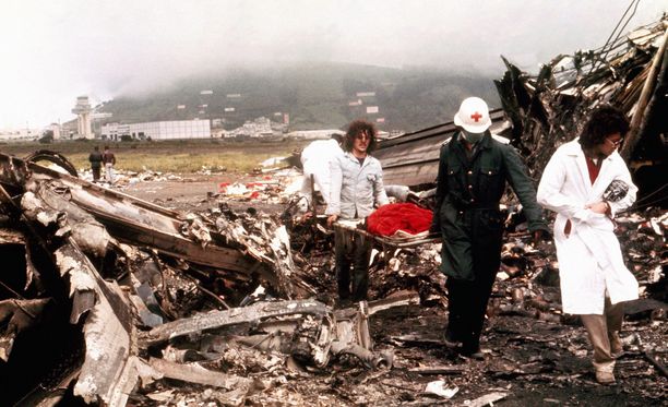 Pelastustyöntekijöitä kohtasi lohduton näky Teneriffalla maaliskuussa 1977.