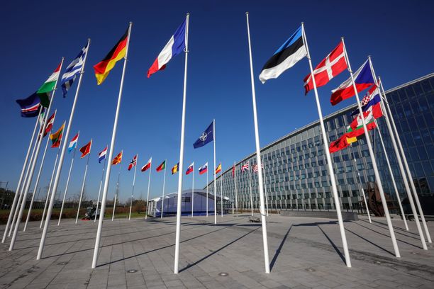Tanko jo valmiina – Pian Nato-päämajalla liehuu Suomen lippu