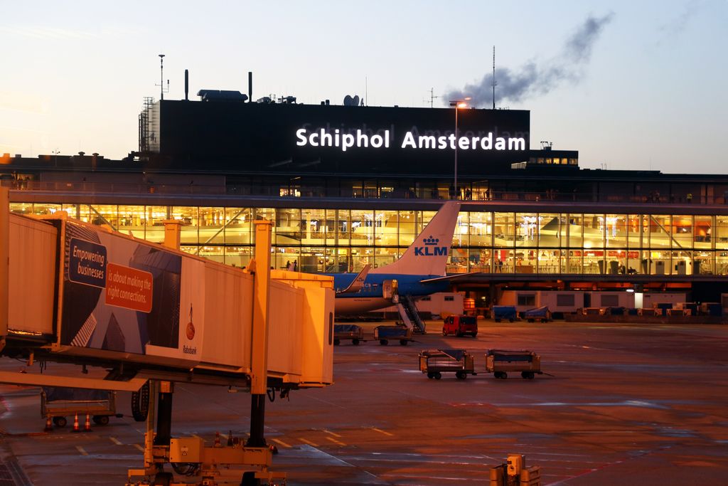 Schipholin lentokentällä Amsterdamissa tilanne ohi - pilotti aktivoi kaappaushälytyksen vahingossa
