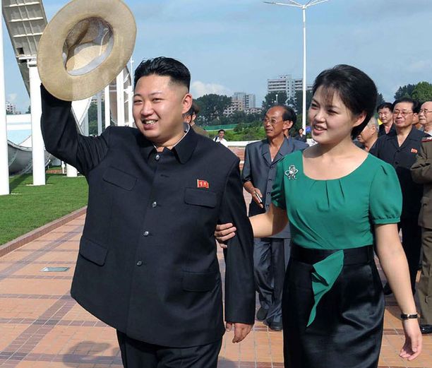 Kim Jong-un vaimonsa Ri Sol-jun kanssa. Nyt Ri on kadonnut julkisuudesta.
