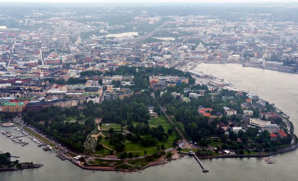 Turistit hämmästelevät juhannukseksi tyhjentynyttä Helsinkiä