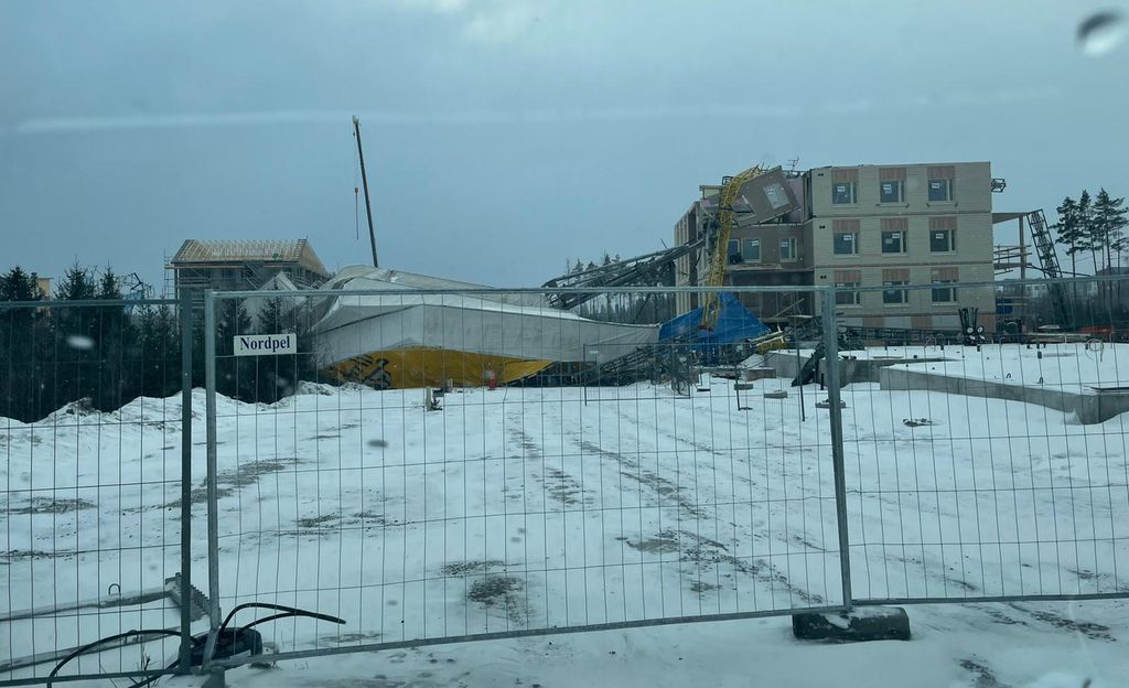 Kuvat: Tuuli kaatoi rakennustelineet Tampereella – rakenteilla ollut talo vaurioitui
