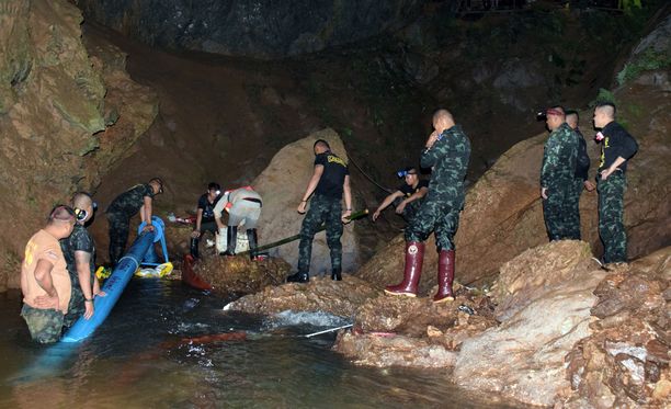 Sotilaat pumppasivat vettä tänään ulos Tham Luangin luolasta Chiang Raissa Thaimaassa.