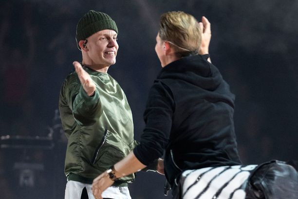 Juha Tapio yllätti Cheekin ja yleisön - toi lavalle Cheekin kavereita:  ”Pervo!”