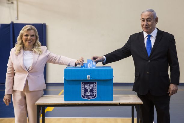 Israelin pääministeri Benjamin Netanjahu ja hänen vaimonsa Sara Netanjahu arkistokuvassa viime syyskuulta. 